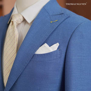 Un élégant costume deux pièces pour homme en bleu plage, comprenant une veste et un pantalon de coupe maîtrisée de la collection Nature Colors. - Product Image 2