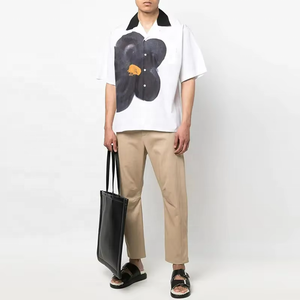 เสื้อเชิ้ตผ้าป๊อปลินแขนสั้นพิมพ์ลายกราฟิกตามสั่ง OEM สำหรับผู้ชาย - Product Image 3