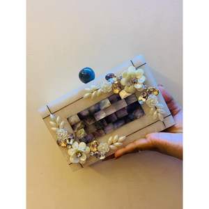 Pochette de soirée en résine pour femmes, idéale pour les occasions spéciales et les coffrets cadeaux RR ENTERPRISES RR202517100 - Product Image 2