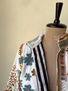 Veste kimono en velours faite à la main, broderie Suzani, poche avant |   Couette matelassée respirante et écologique 100% coton Automne/Hiver - Product Image 3