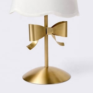 Lámpara de Mesa Metálica con Lazo Dorado Decorativo, Base de Hierro, Pantalla de Tela Premium, Iluminación Ambiental Cálida para Interiores Elegantes - Product Image 3