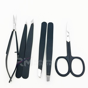 Pinza para cejas RMI High Product Silver Tip con punta inclinada de acero inoxidable, ligera, con recubrimiento en polvo negro y color plateado. - Product Image 3