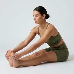 Conjunto Deportivo de Dos Piezas para Mujer, Color Verde Oliva, Sujetador Deportivo Sin Costuras y Pantalones Cortos de Cintura Alta, Ropa Deportiva para Yoga - Product Image 5