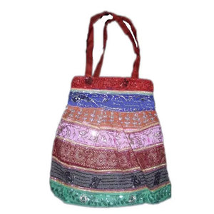 Sac à bandoulière élégant en tissu Sari à découpe en V pour femme – Sac à main ethnique artisanal de créateur avec tissu traditionnel unique - Product Image 2
