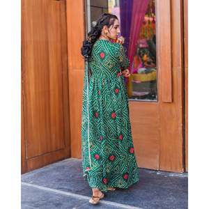 Ensemble de salwar kameez décontracté en mousseline de soie verte Bandhani taille XS Kavya, Inde, Pakistan - Product Image 6