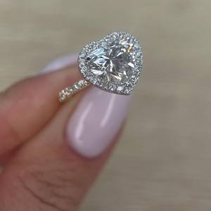 Anillo clásico de halo con diamante de moissanita chapado en oro, corte corazón, banda de eternidad fina de plata 925 original, regalo de boda para novias - Product Image 2