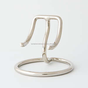 Support de coeur en laiton avec support en métal de haute qualité en gros de couleur noire pour les urnes de crémation de coeur - Product Image 3