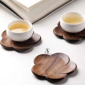 Ensemble de sous-verres en bois faits à la main en forme de fleur. Vaisselle de qualité supérieure en cerisier et noyer au design moderne pour la décoration de salons de thé et de cafés (vente en gros) - Product Image 6