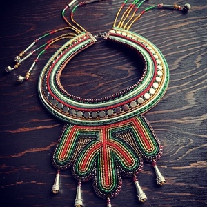 Collier artisanal en perles multicolores avec médaillon géométrique et franges, style tribal ethnique bohème, perles de rocaille - Product Image 3