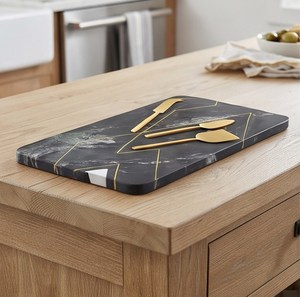 Tabla de Cortar Rectangular de Mármol Negro Premium con Patrón Geométrico Dorado Decorativo - Product Image 3