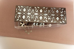 กล่องใส่ขนมอะคริลิคและไม้ฝังเปลือกหอยทำมือระดับพรีเมียม รุ่น Ramadan Heritage Pearl Organizer สำหรับอิฟตาร์แบบดั้งเดิมและของตกแต่งบ้านในวันอีด - Product Image 3