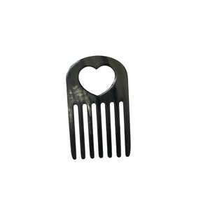 Peine artesanal de cuerno de búfalo natural en forma de corazón con acabado liso y antiestático para desenredar suavemente y cuidado diario. - Product Image 4