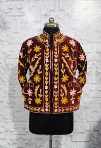 เสื้อแจ็คเก็ตกำมะหยี่สีแดงเลือดหมูปักลายสำหรับผู้หญิง – เสื้อโค้ทลายดอกไม้สไตล์ซูจานีทำมือ - Product Image 3