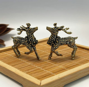 Exquisito par de figuras de ciervos de latón texturizado. Decoración Vastu perfecta para invitar la gracia y la vitalidad. Disponible a precio de mayorista. - Product Image 1
