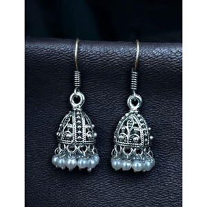 Boucles d'oreilles Jhumki légères en argent allemand oxydé, imprimées motif feuille, ornées de perles et de gouttes de perles, style crochet, bijoux pendantes - Product Image 2