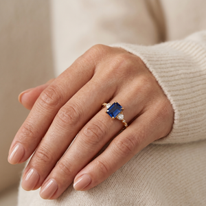 Bague de luxe en gros plaquée or jaune 18 carats avec pierre bleue taille émeraude, personnalisable en moissanite / zircone cubique, bijoux de mariage et de fiançailles - Product Image 5