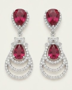 Boucles d'oreilles pendantes délicates en forme de poire serties de diamants américains pour femmes, plaquées argent, en forme de goutte d'eau, fabriquées par un fabricant. - Product Image 1