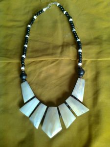 Collier chaîne en résine avec incrustation d'os, surdimensionné, audacieux, fait main, bijou fantaisie pour femmes et jeunes filles, artisanat en résine - Product Image 1
