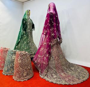 Impresionante Lehenga de Terciopelo con Cola Larga y Pedrería Completa, 7 Diseños de Moda en 5 Elegantes Colores - Product Image 4