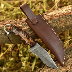 Cuchillo de acero de Damasco de alta calidad con mango de piña, punta de caída, orificio para el dedo, afilado a rasurada, para desollar y acampar, con funda de cuero, OEM - Product Image 2