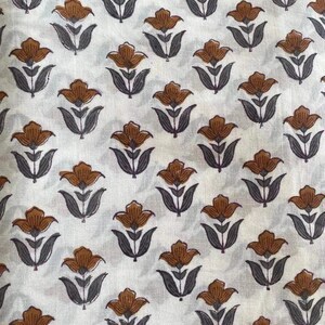 ผ้าฝ้ายพิมพ์ลายด้วยมือ สีขาวน้ำตาล ลายดอกบูติ ผ้าฝ้ายอินเดียทำมือ เนื้อนุ่ม เหมาะสำหรับตัดชุด - Product Image 3