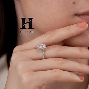 Bague de fiançailles de luxe en or blanc 14 carats avec diamant de laboratoire taille émeraude 2,0 carats VVS1 DEF, halo et anneau fendu, pour femme - Product Image 4