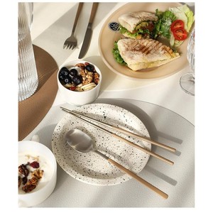 Juego de cubiertos minimalista de acero inoxidable con mangos de colores, resistente al óxido, para uso en catering. - Product Image 3