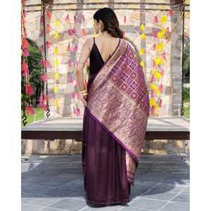 Conjunto de Traje de Satén Banarasi Morado Ecológico para Mujer, Talla XS, Marca Juhi - Product Image 1