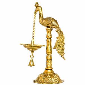 Soporte para Lámpara de Aceite de Latón con Forma de Pavo Real Hecho a Mano |   Campana Decorativa Colgante con Forma de Diya |   Decoración Tradicional de Templo para Bodas |   Indirae - Product Image 2