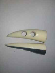 Boutons à bascule artisanaux en corne de buffle polie, écologiques, motif croix, origine Inde, 2 trous, pour couture de vêtements - Product Image 3