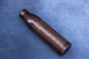 Botella de Cobre Estilo Bistro (Grabado Antiguo) Pintada a Mano, Diseño Clásico, Apta para Lavavajillas, Duradera, Portátil y Reutilizable - Product Image 5