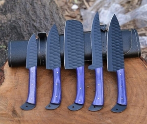 Ensemble de 5 couteaux de cuisine écologiques en acier Damas majestueux, faits à la main, avec manche en bois de rose et étui en cuir véritable - Product Image 1