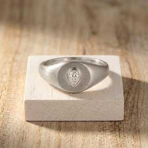 Bague de fiançailles en diamant de laboratoire taille poire, bande brossée, couleur E VVS, or massif 10K 14K 18K, certifiée IGI, bague de mariée de luxe - Product Image 3