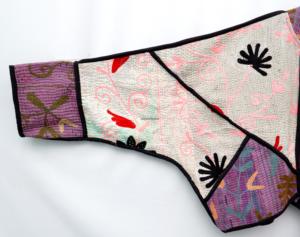Veste à col mandarin en tricot brodé à la main, patchwork, rayures, motif floral rose, détail de col violet, 100% coton - Product Image 5