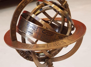 Esfera Armilar Astronómica de Latón Antiguo con Base de Madera, Escultura Celestial Vintage del Zodíaco, Decoración de Escritorio para Oficina o Biblioteca - Product Image 2