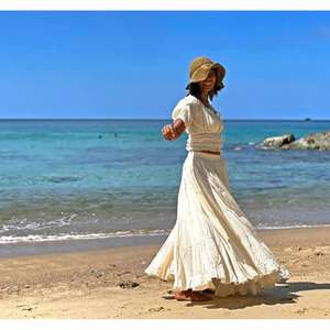 Ensemble deux pièces bohème blanc pour femme, haut court smocké à épaules dénudées et jupe longue étagée fluide, tenue de plage et de villégiature, ensemble coordonné - Product Image 3