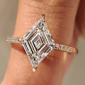 Bague de fiançailles romantique en or massif 14K 18K avec diamant taille losange et sertissage à griffes en forme de boussole, cadeau d'anniversaire - Product Image 1