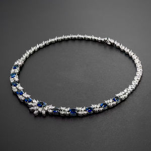 Collar de tenis con zafiro azul de Ceilán de 22.70 ct en oro blanco de 14K con diamantes G VS cultivados en laboratorio, elegante diseño bicolor - Product Image 1