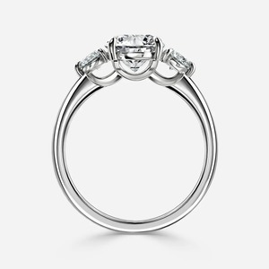 Anillo de compromiso de oro de 14 quilates con tres diamantes redondos cultivados en laboratorio de 1.71 quilates - Product Image 4