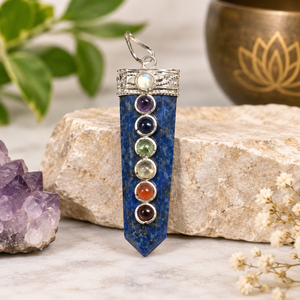 Colgante de chakra de lapislázuli con piedra de ágata natural y piedras preciosas de metal Feng Shui talladas arte grabado coleccionable - Product Image 1