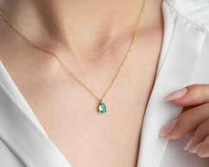 Collar con Colgante de Esmeralda en Forma de Lágrima, Oro Sólido de 14K, Joyería Clásica para Mujer - Product Image 2