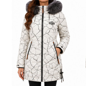 Parka à capuche moderne pour femme avec finition imperméable, chaleur thermique et style streetwear inspiré de la mode contemporaine - Product Image 1
