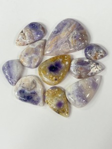 Lote de 10 Cabujones de Piedra Tiffany Púrpura Natural, 38g, Venta al por Mayor de Gemas Sueltas, Proveedor a Granel para Compradores de China - Product Image 1