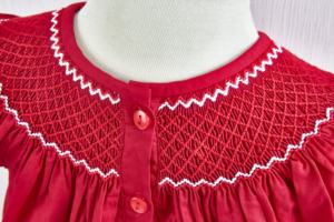 Robe rouge pour bébé avec manches bouffantes et smocks faits main |   Robe pour bébé brodée à la main avec smocks |   Vêtements pour bébés en gros OEM - Product Image 4