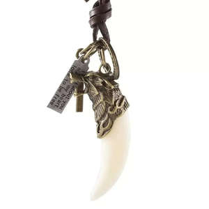 Collier pendentif vintage en alliage en forme de dent de loup - Plaqué or 18 carats avec cordon en cuir véritable réglable pour hommes et garçons - Product Image 3