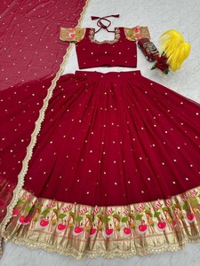 Suministro al por mayor de ropa étnica de diseñador, conjunto de lehenga listo para usar para mujeres con elegante trabajo de bordado. - Product Image 1