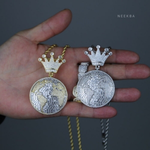 จี้พระราชาแห่งโลก - จี้เงินแท้ 925 ประดับเพชรโมอิสซาไนต์ทรงบาแกตต์, จี้ทรงโลกแบบมงกุฎ, จี้เพชรโมอิสซาไนต์ทรงกลมขนาดใหญ่ - Product Image 3