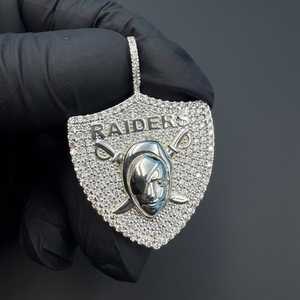 จี้โมอิสซาไนต์แบบกำหนดเอง ประดับเพชรเต็มรูปแบบ รูปทรงโล่ฮีโร่ สไตล์ฮิปฮอป สำหรับผู้ชาย พร้อมจี้และชาร์มเงินแท้ 925 - Product Image 6