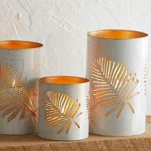 Portavelas metálicos premium diseñados para hogares refinados que combinan acabados metálicos lisos y luz relajante. - Product Image 3