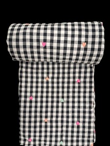 ผ้าฝ้ายลายตารางกิ๊งแฮมส์สีขาวดำคุณภาพสูง - ลายปักรูปหัวใจแสนสนุกสนาน พร้อมด้วยสีพีช ชมพู และมิ้นท์ - Product Image 2
